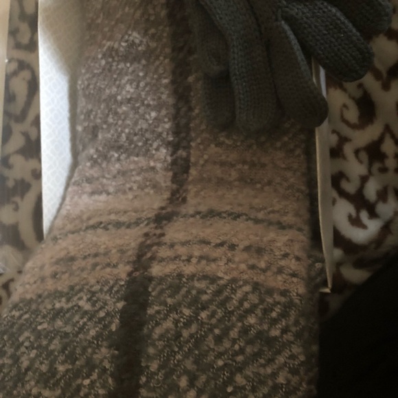 Brand new scarf and glove set beautiful - Picture 4 of 4